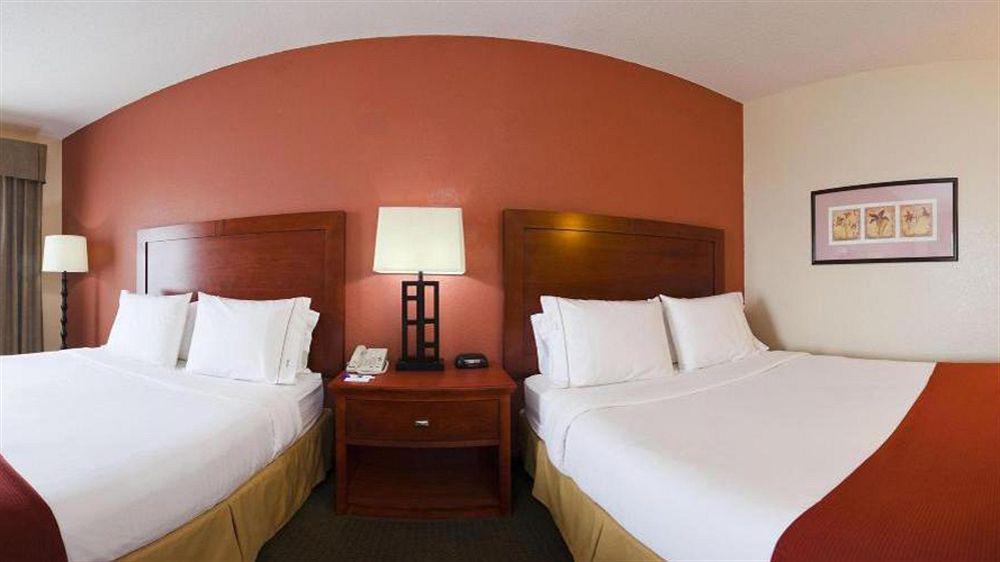 Holiday Inn Express Hotel & Suites Bedford By Ihg Exterior photo