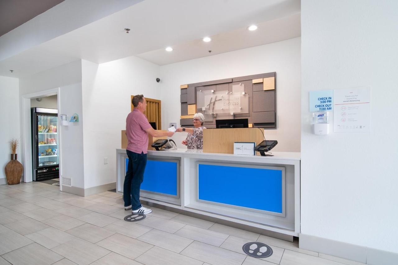 Holiday Inn Express Hotel & Suites Bedford By Ihg Exterior photo