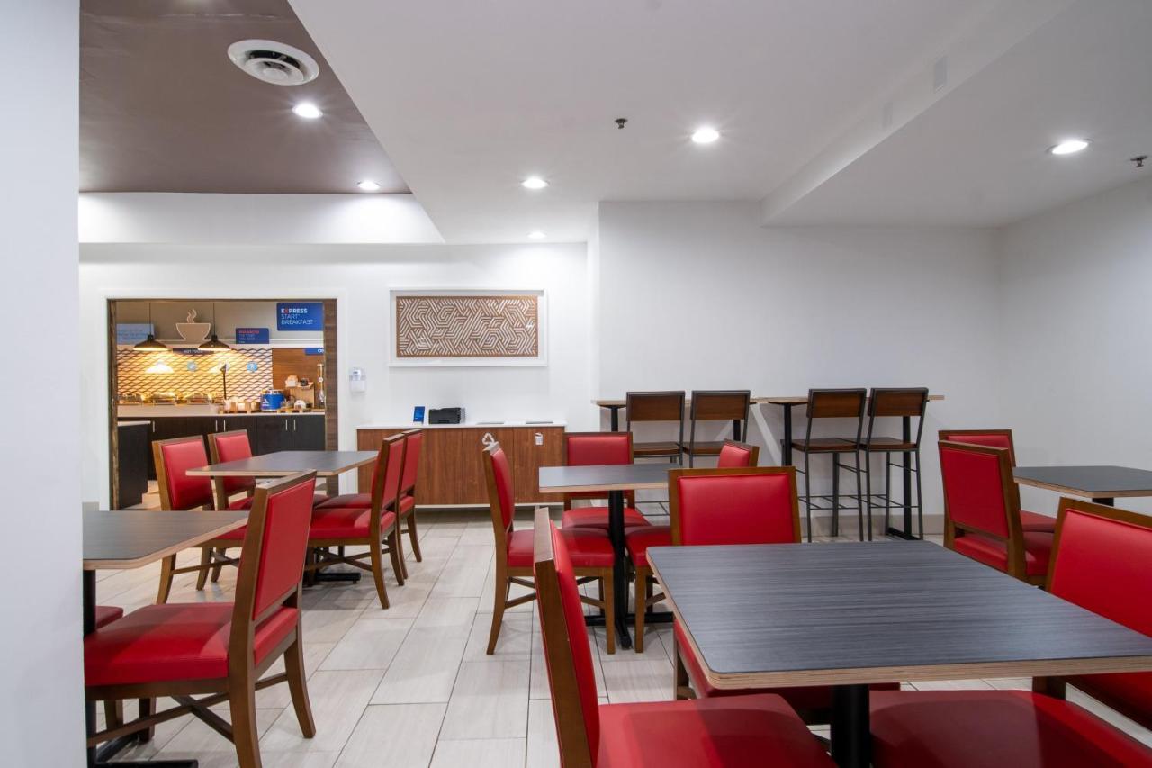 Holiday Inn Express Hotel & Suites Bedford By Ihg Exterior photo