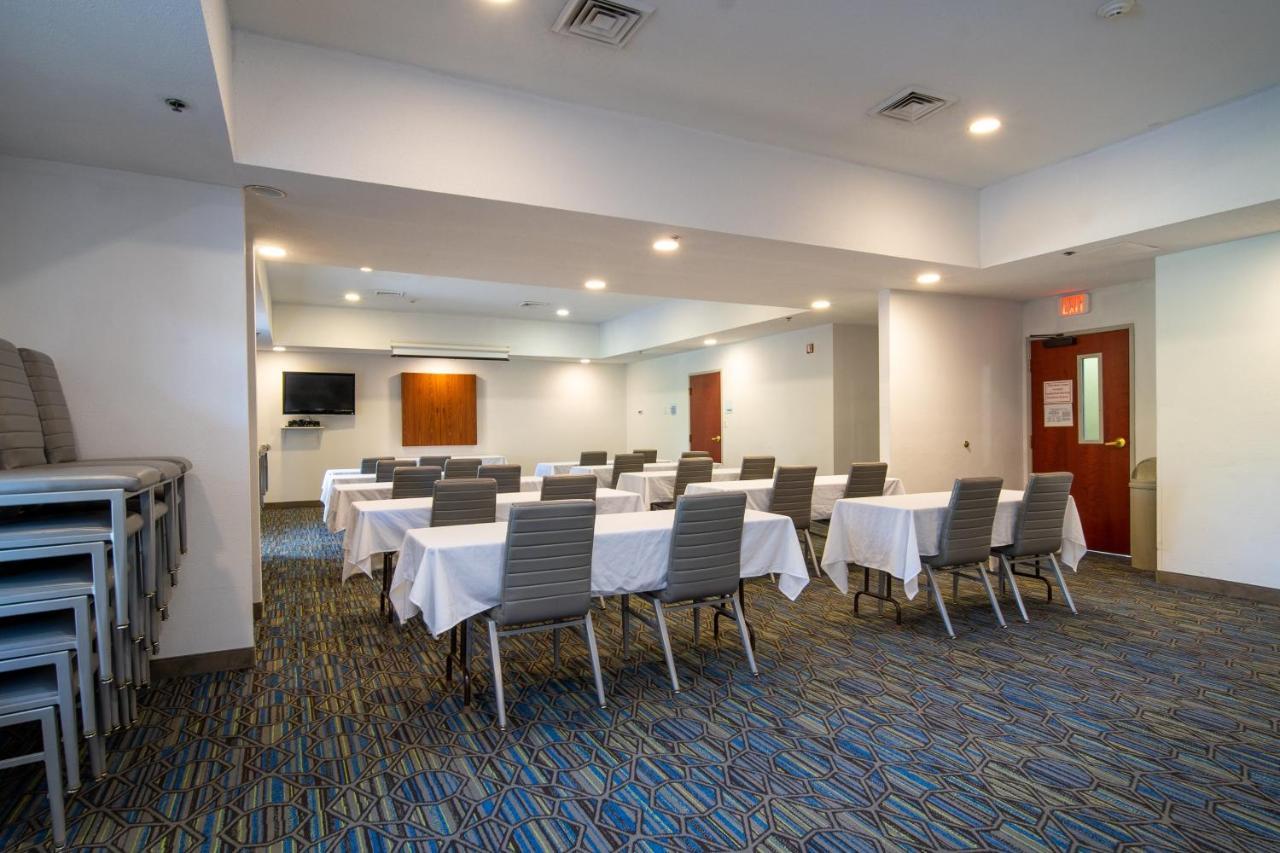 Holiday Inn Express Hotel & Suites Bedford By Ihg Exterior photo