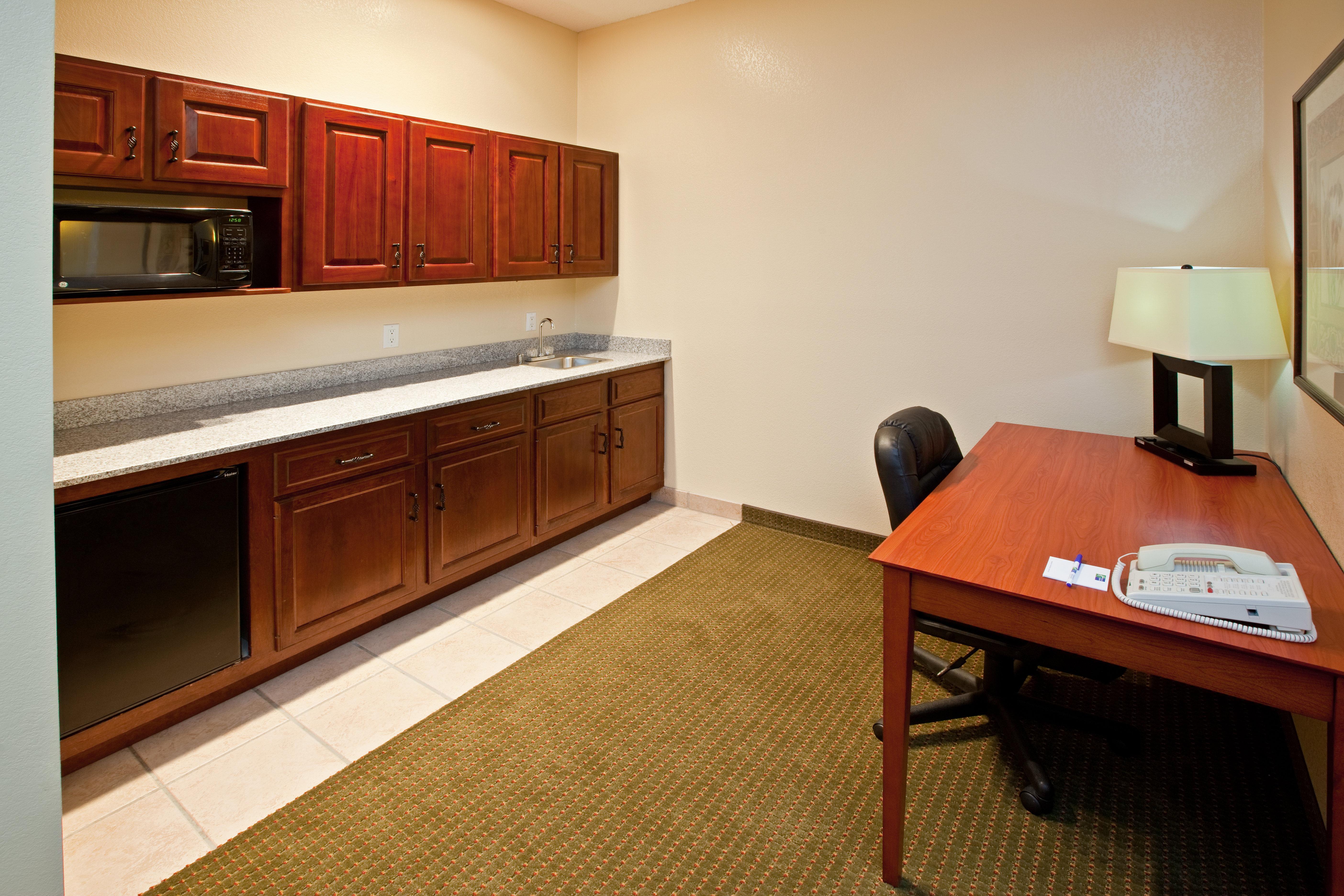 Holiday Inn Express Hotel & Suites Bedford By Ihg Exterior photo