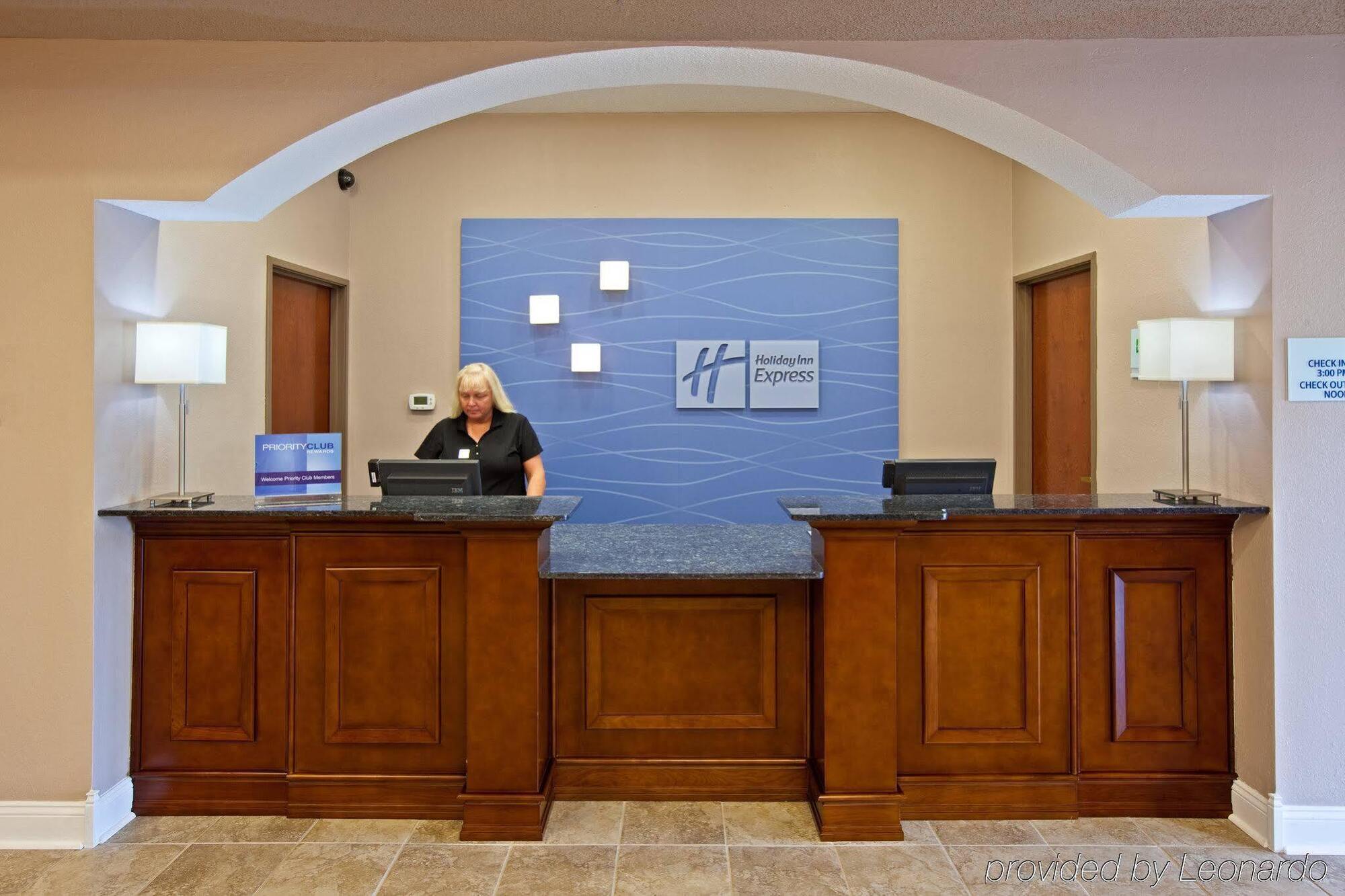 Holiday Inn Express Hotel & Suites Bedford By Ihg Exterior photo